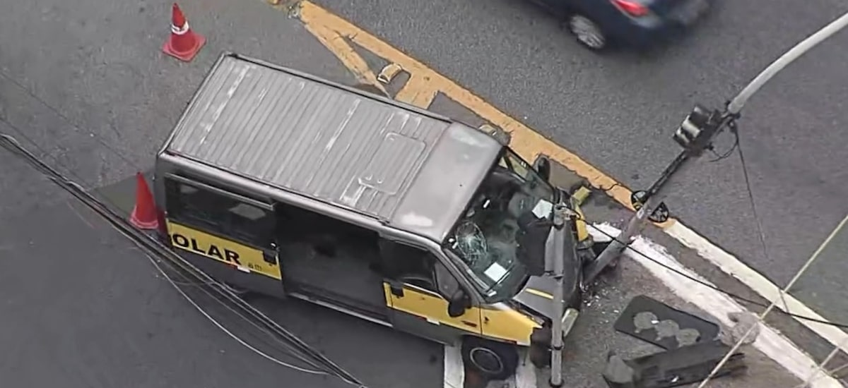 Van escolar bate em coluna de semáforo e deixa dois feridos na zona norte de SP
