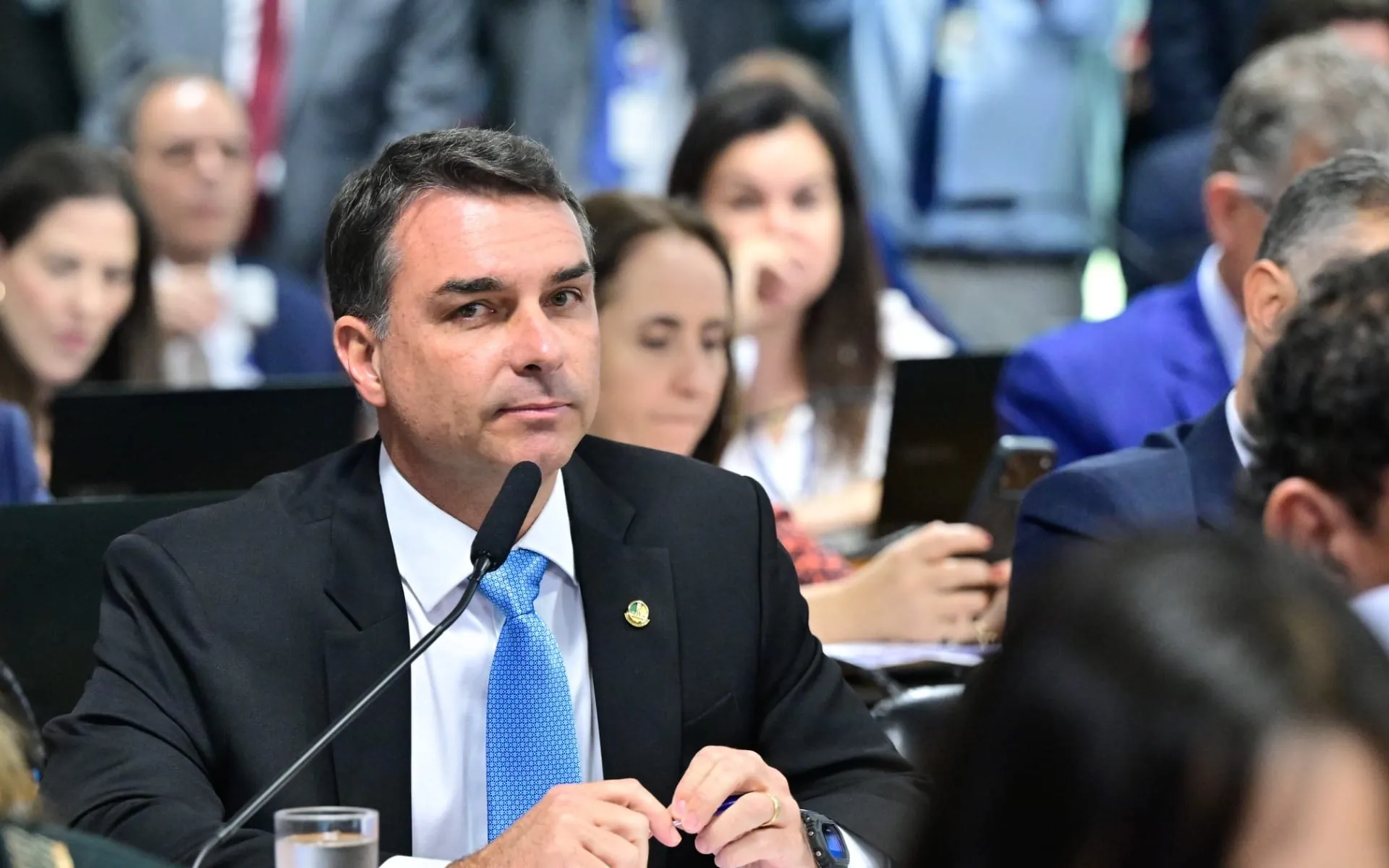 Flávio Bolsonaro vai ao STF contra Janones por xingamentos no Instagram