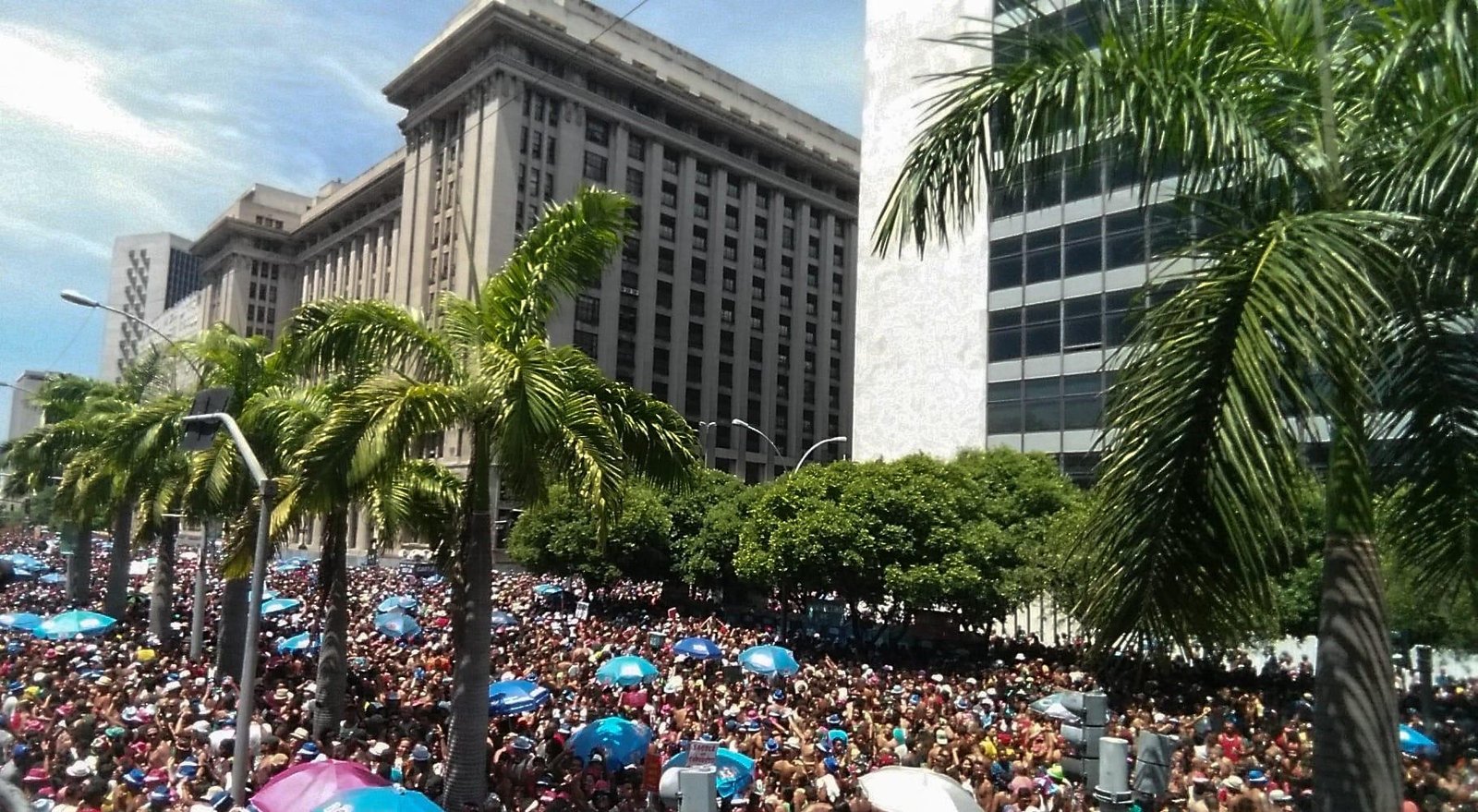 Tem Carnaval? Veja os blocos que ainda agitam SP e RJ neste domingo (22)