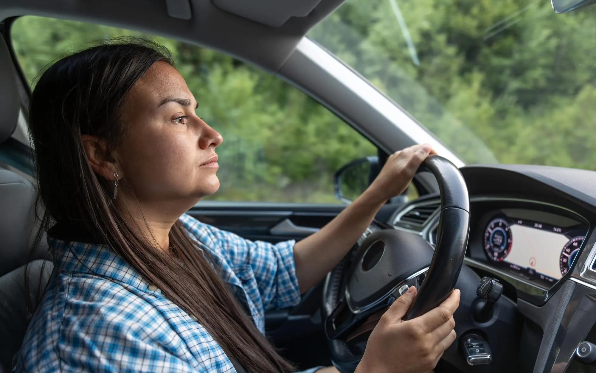 É inconsciente? O que dizem psicólogos sobre pessoas que abaixam o volume da música para estacionar o carro