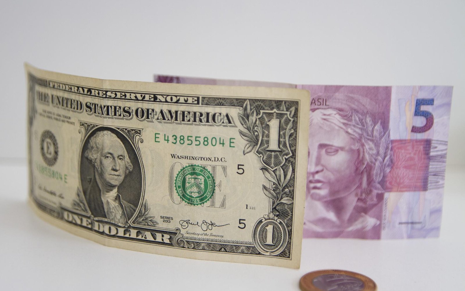 Dólar e Ibovespa sobem, de olho na guerra no Oriente Médio; Petrobras sobe 4% com alta do petróleo | G1