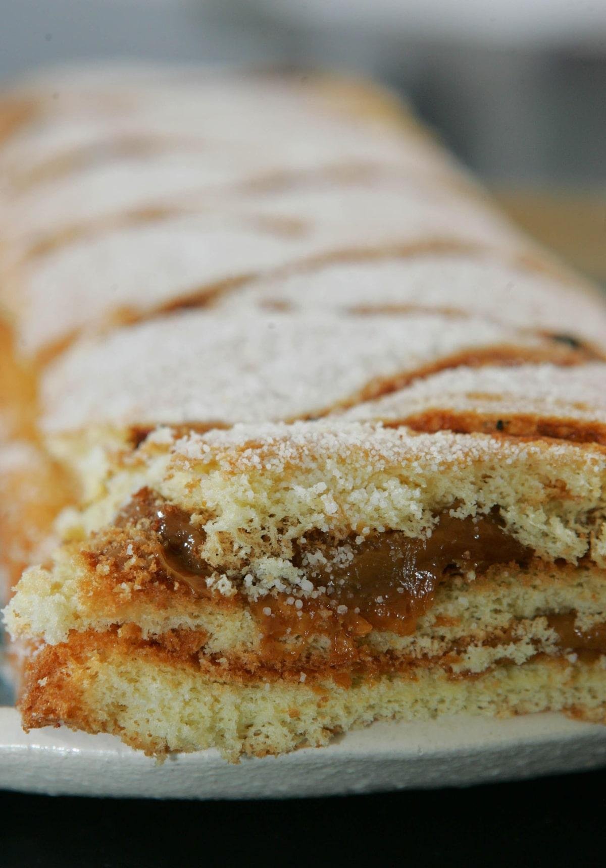 Rocambole caseiro com doce de leite em apenas 4 passos