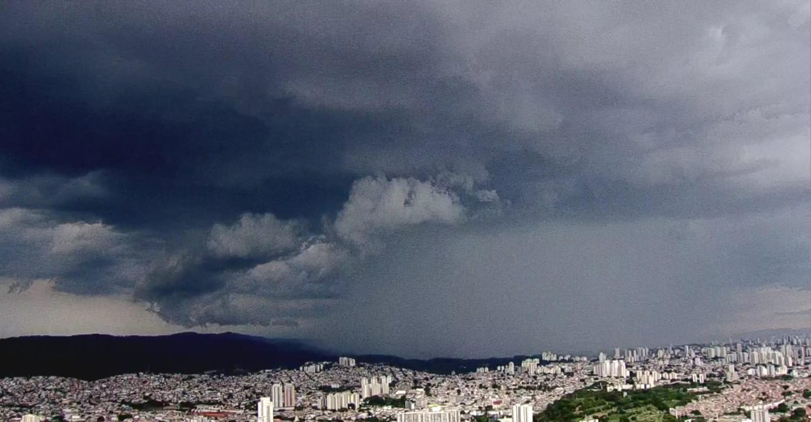 Frente fria avança pelo litoral e traz alívio ao calor em SP neste domingo
