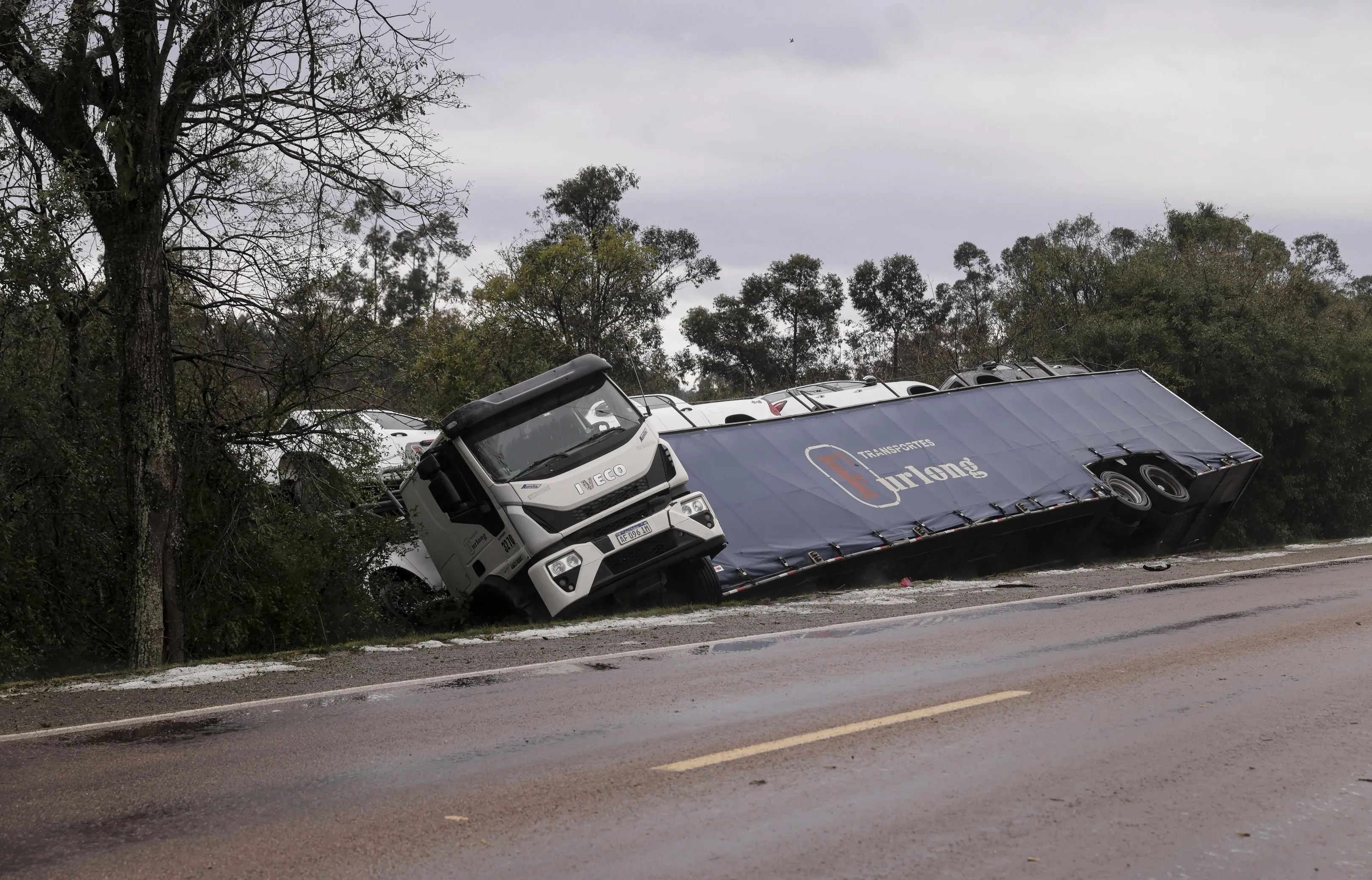 Caminhão-cegonha perde o controle em estrada após temporal com granizo e vendaval no RS