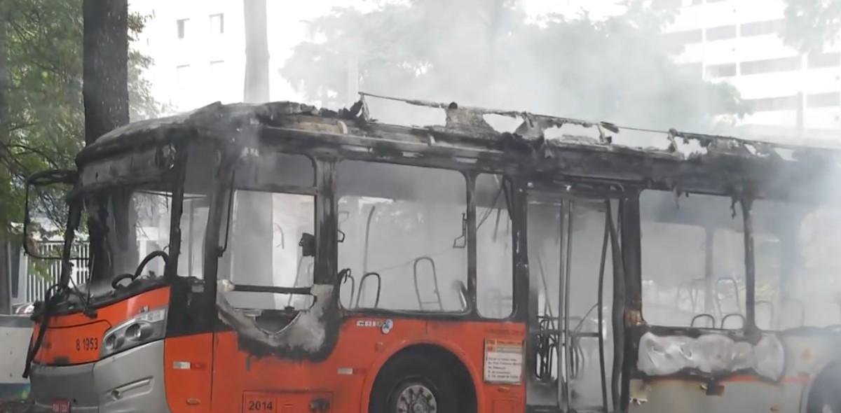 Ônibus pega fogo e forma coluna de fumaça na Avenida Rebouças, na Zona Oeste de SP | G1