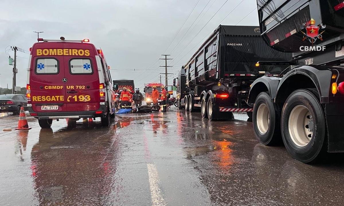Colisão brutal entre moto e carreta deixa um morto na BR-060