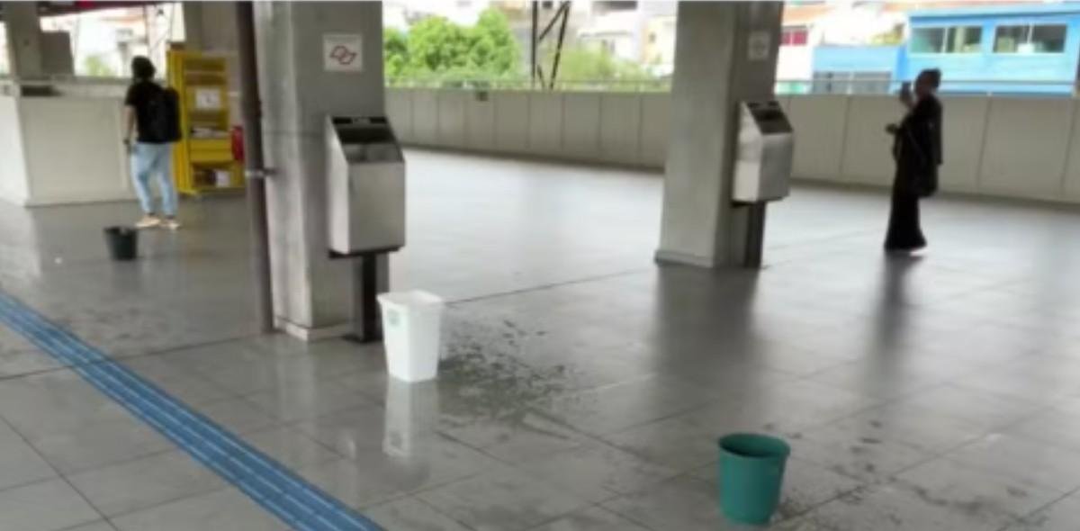 Mesmo sem chuva, estação de trem da Linha 7-Rubi usa baldes para conter goteiras | G1