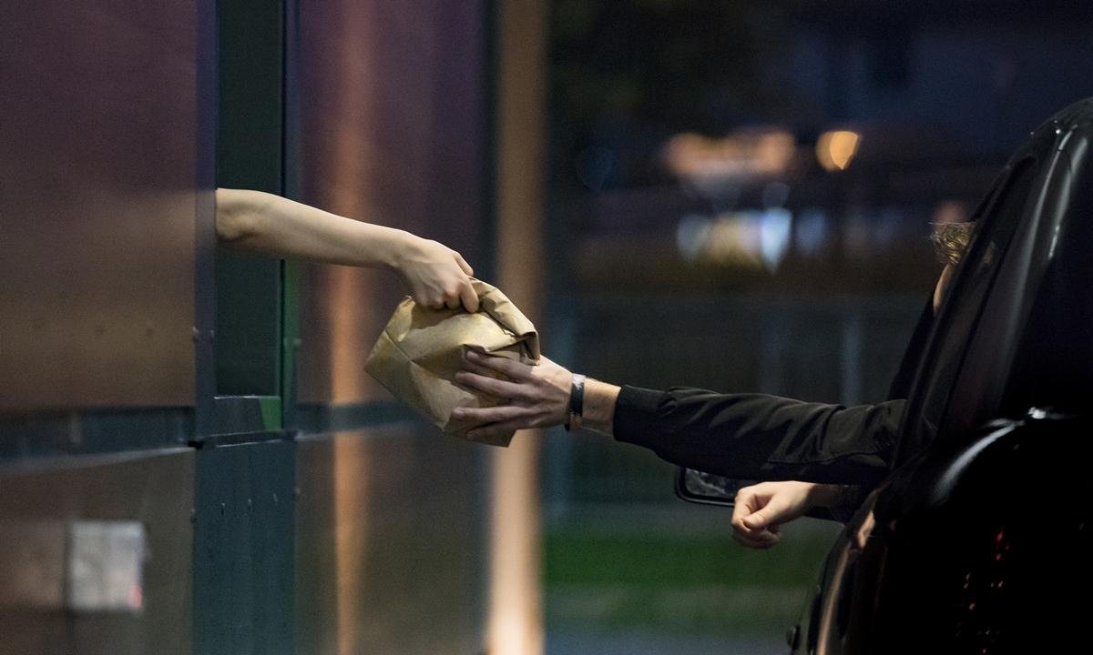 Interação com IA no drive-thru pode piorar a dieta, aponta estudo