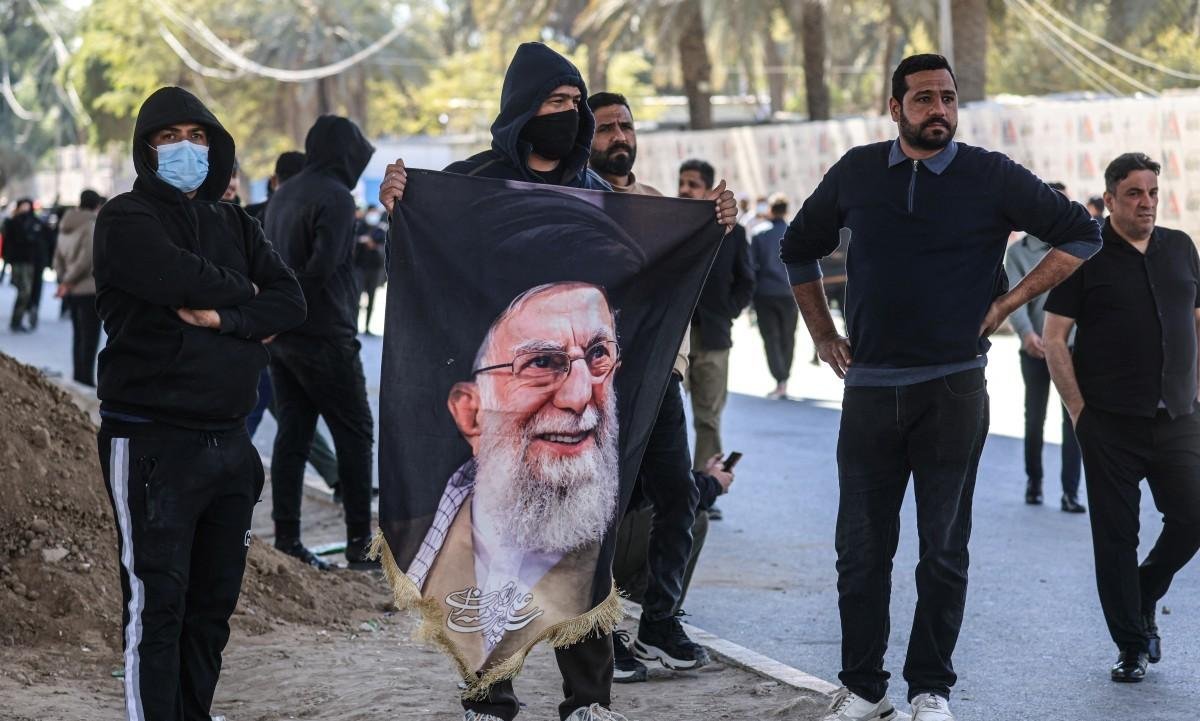 Irã promete vingança pela morte de Khamenei, enquanto Trump ameaça resposta 'nunca vista' em caso de agravamento da retaliação