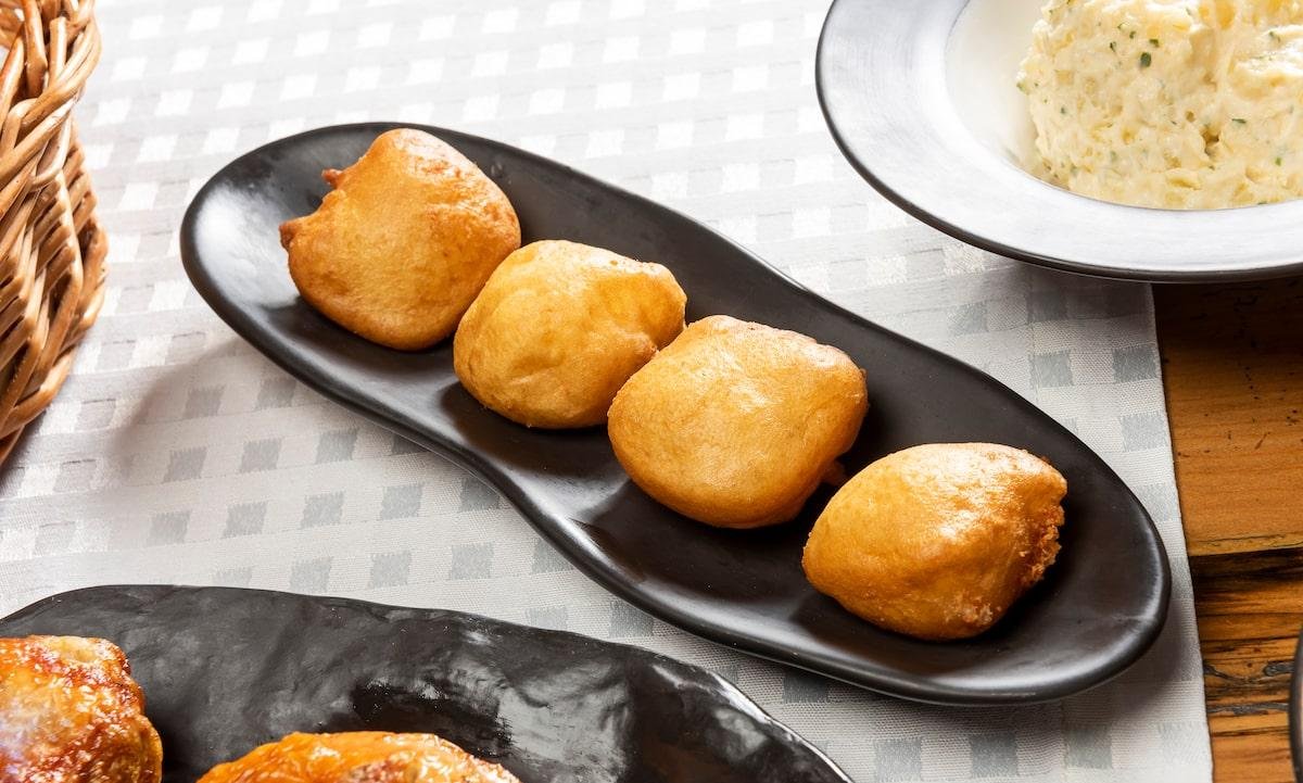 Bolinho de queijo crocante com apenas 7 ingredientes