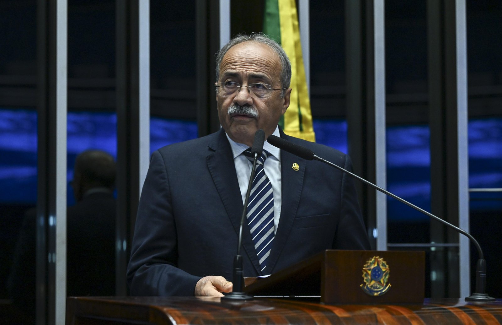 Dino atende PGR e arquiva parte de investigações contra senador flagrado com dinheiro na cueca | G1