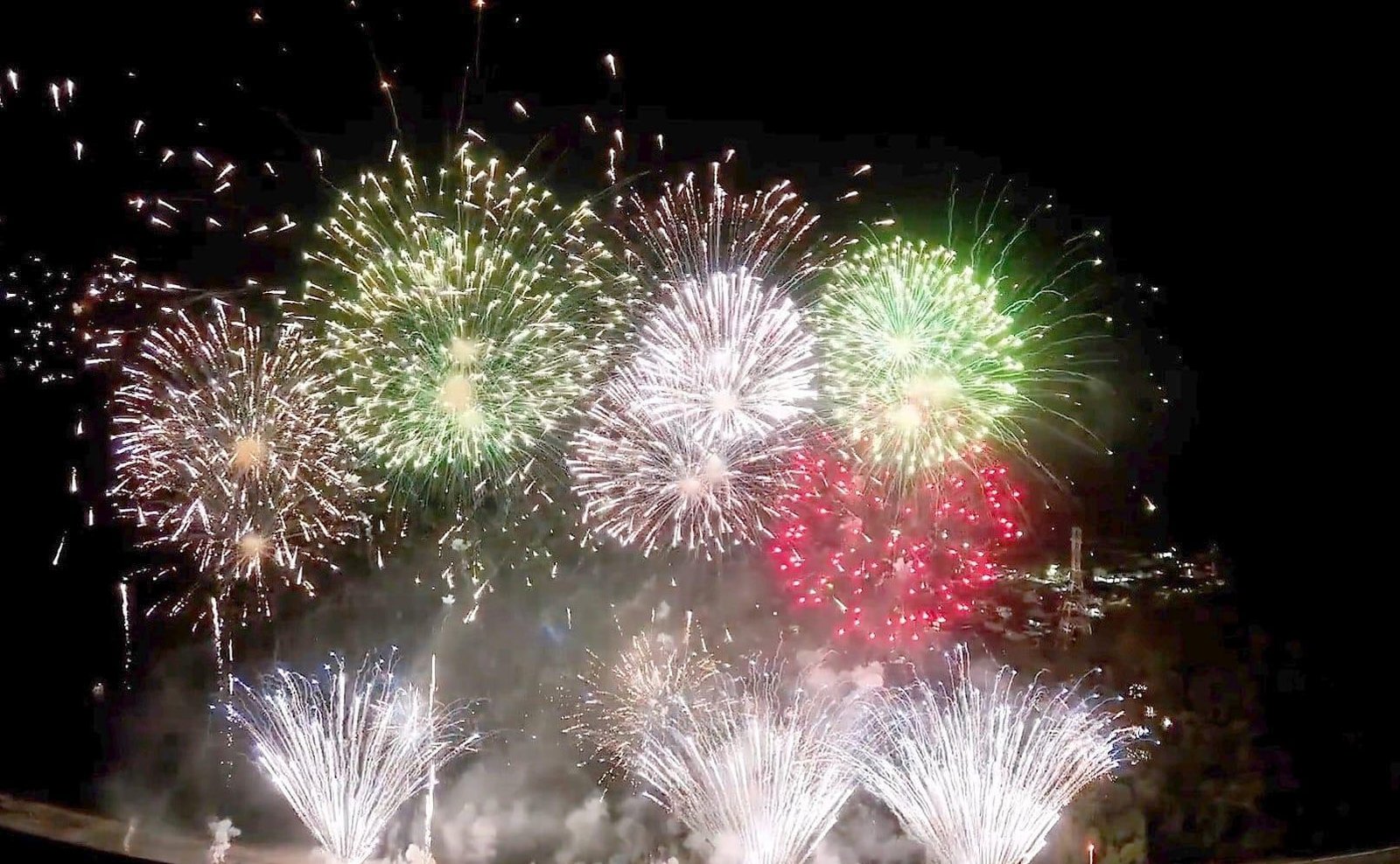 Ponte de Guaratuba recebe maior queima de fogos do Litoral do Paraná