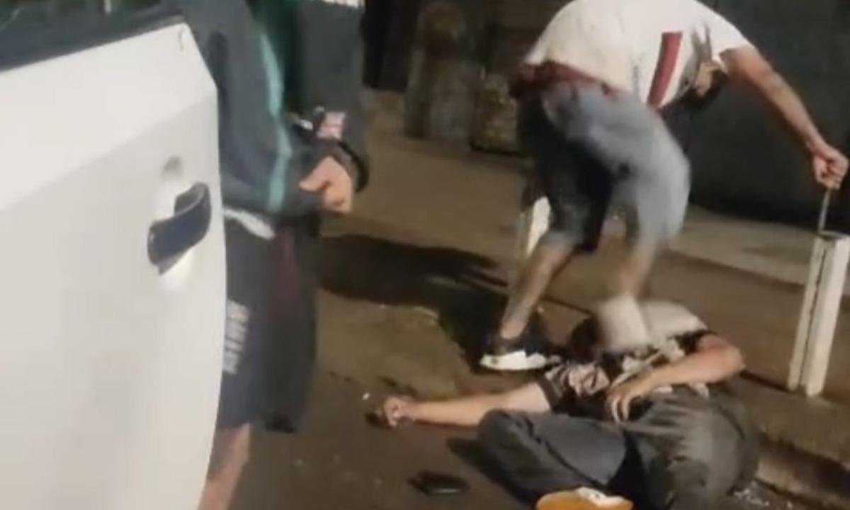 Foragido espanca homem acompanhado do irmão e é preso em flagrante