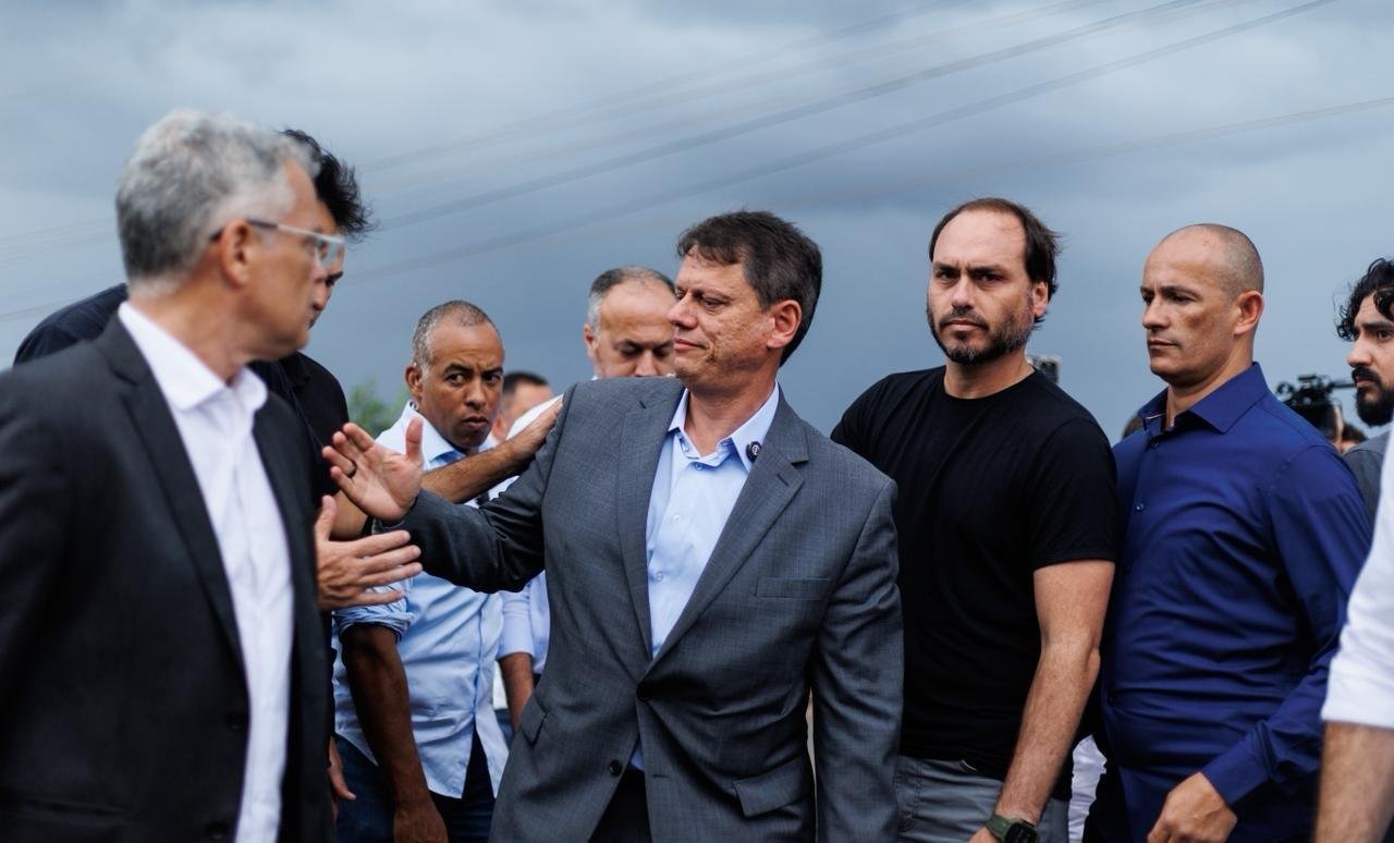 Flávio prega união da direita e diz que Tarcísio 'saiu da costela de Bolsonaro'