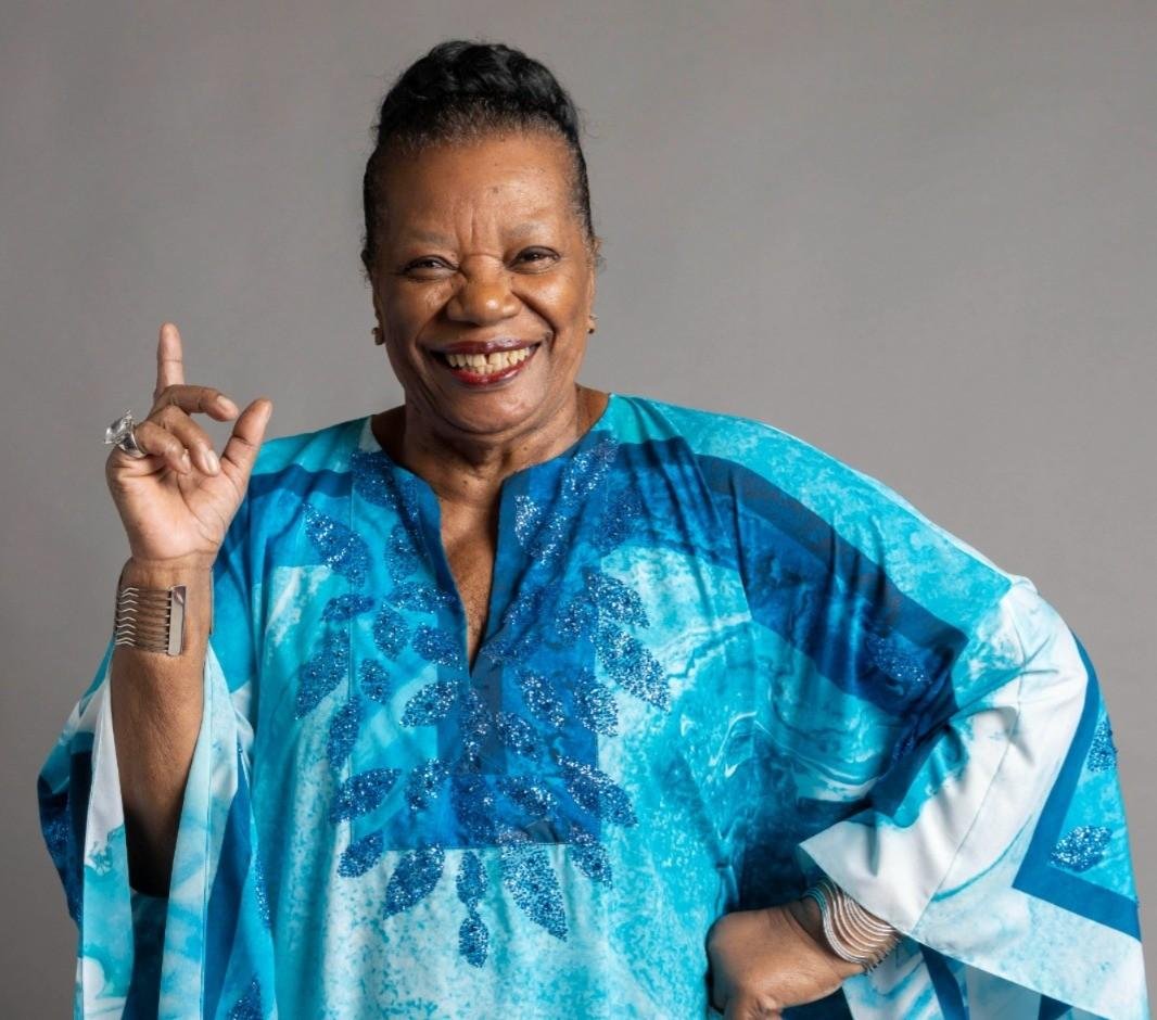 Neusa Borges assina contrato vitalício com a Globo