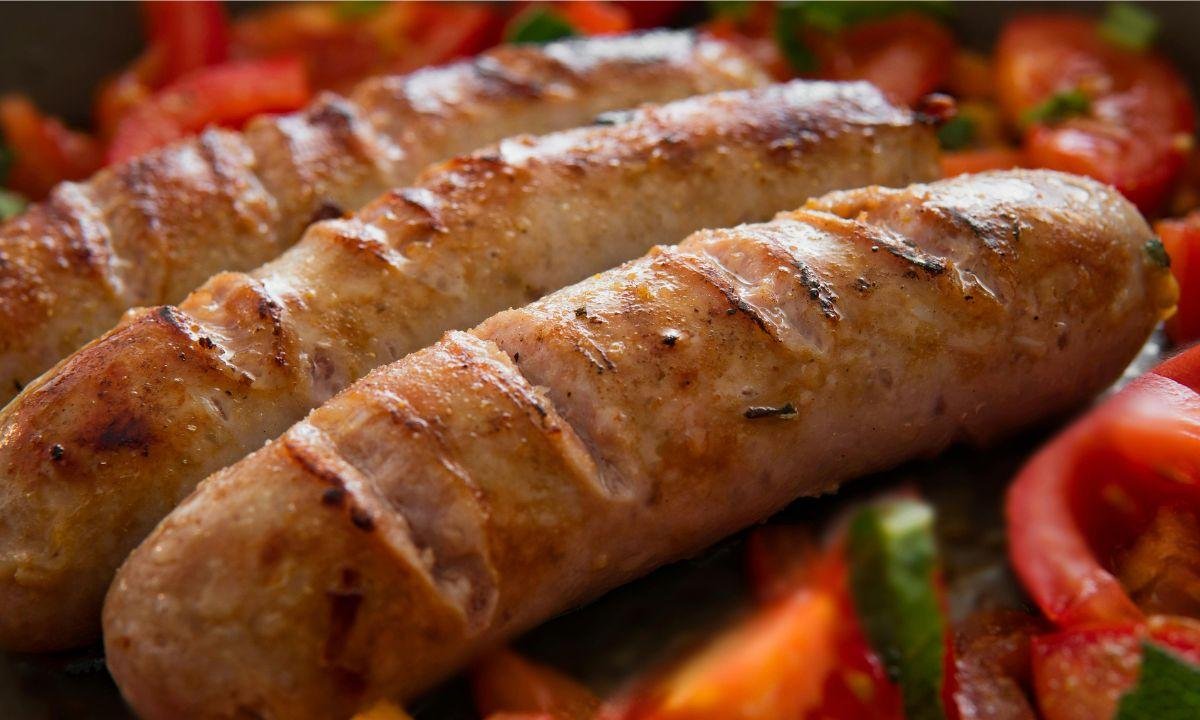 Truque culinário simples evita que linguiça estoure