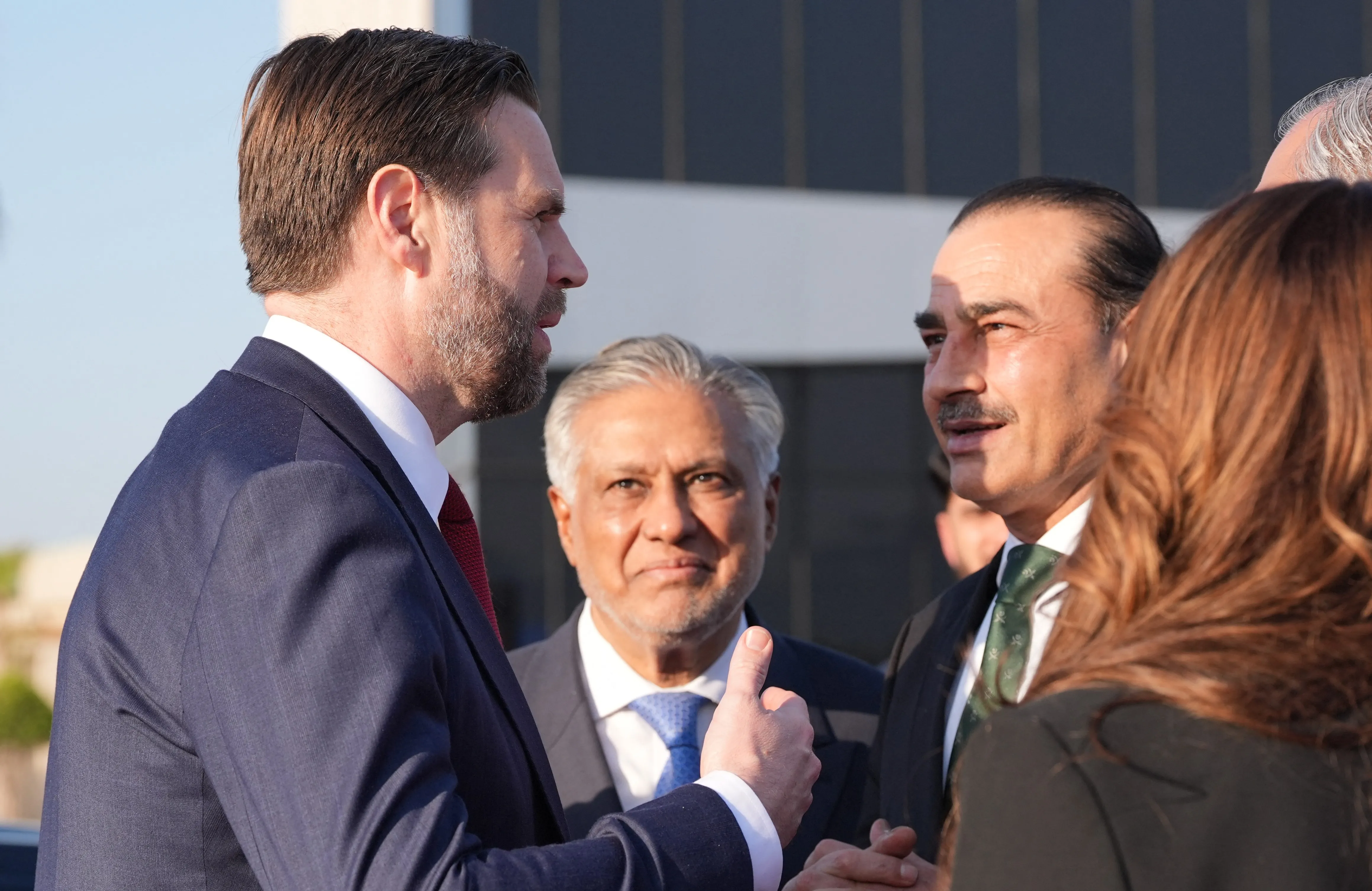 Controle de Ormuz, estoques de urânio e ativos travam acordo entre EUA e Irã no Paquistão