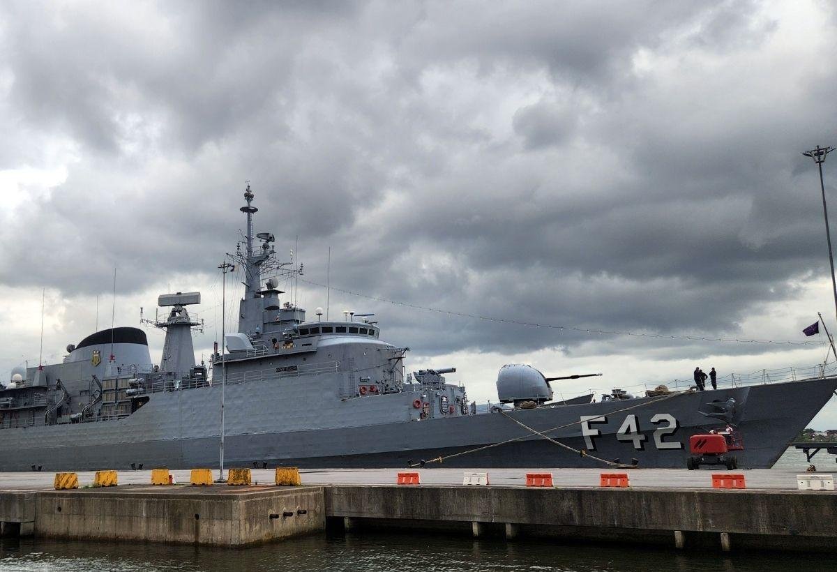 Navio de guerra que neutraliza aeronaves e submarinos atraca em Santos | G1