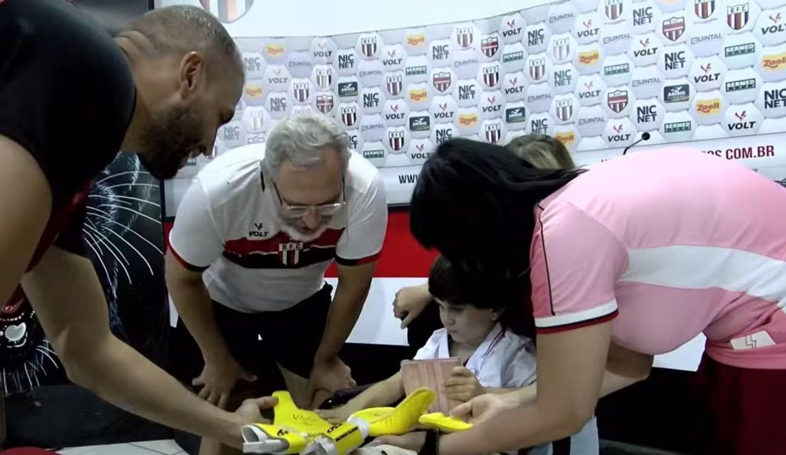 Menino que caiu do 10º andar visita o Botafogo-SP após alta | G1