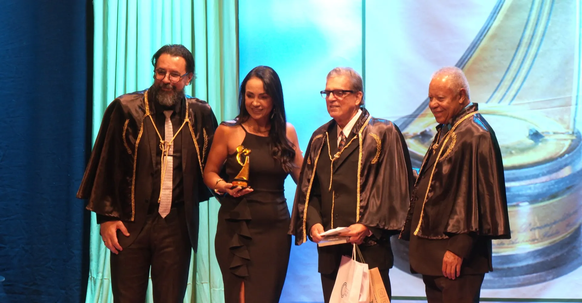 TV Integração recebe Troféu Orfeu da Academia Divinopolitana de Letras | G1