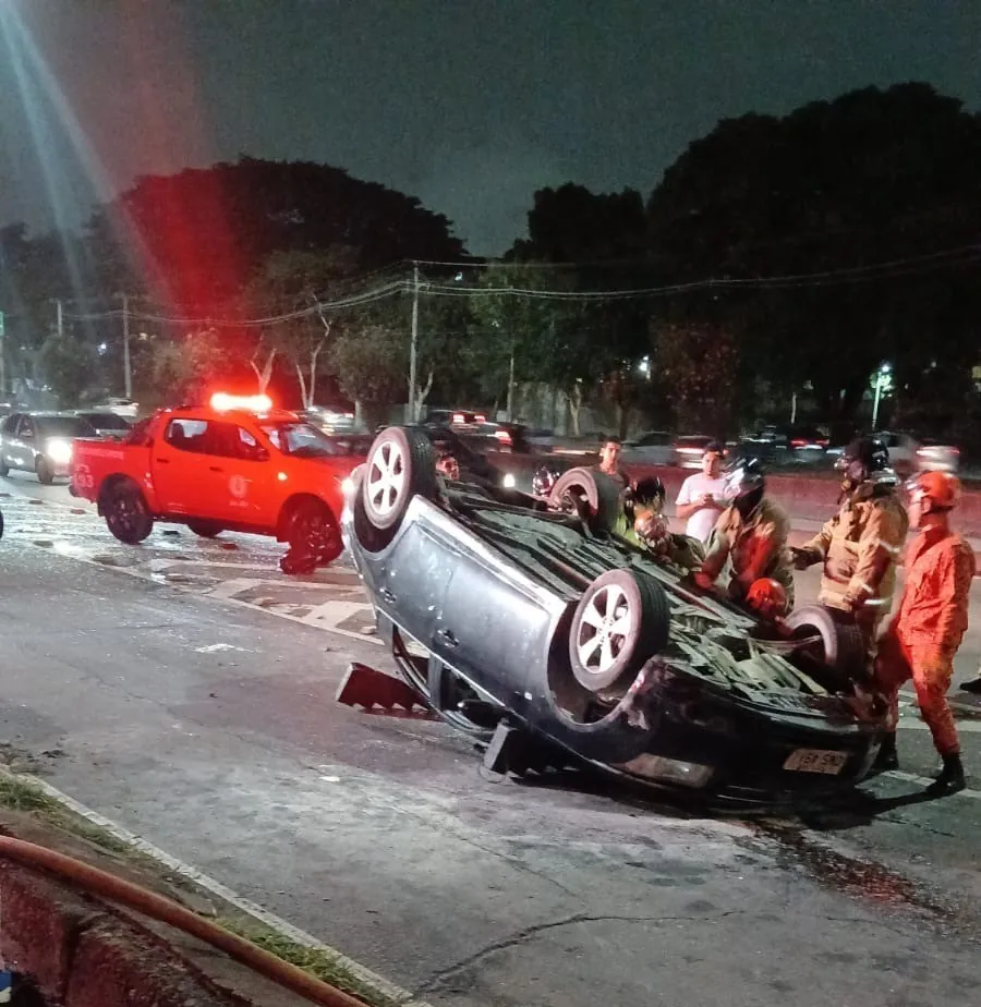 Capotamento ocupa faixas e causa trânsito intenso na Avenida Brasil