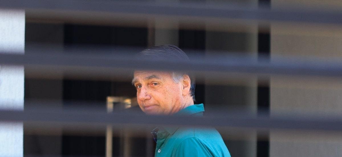 Moraes vê ‘intensa atividade política’ de Bolsonaro na Papudinha e nega domiciliar a ex-presidente