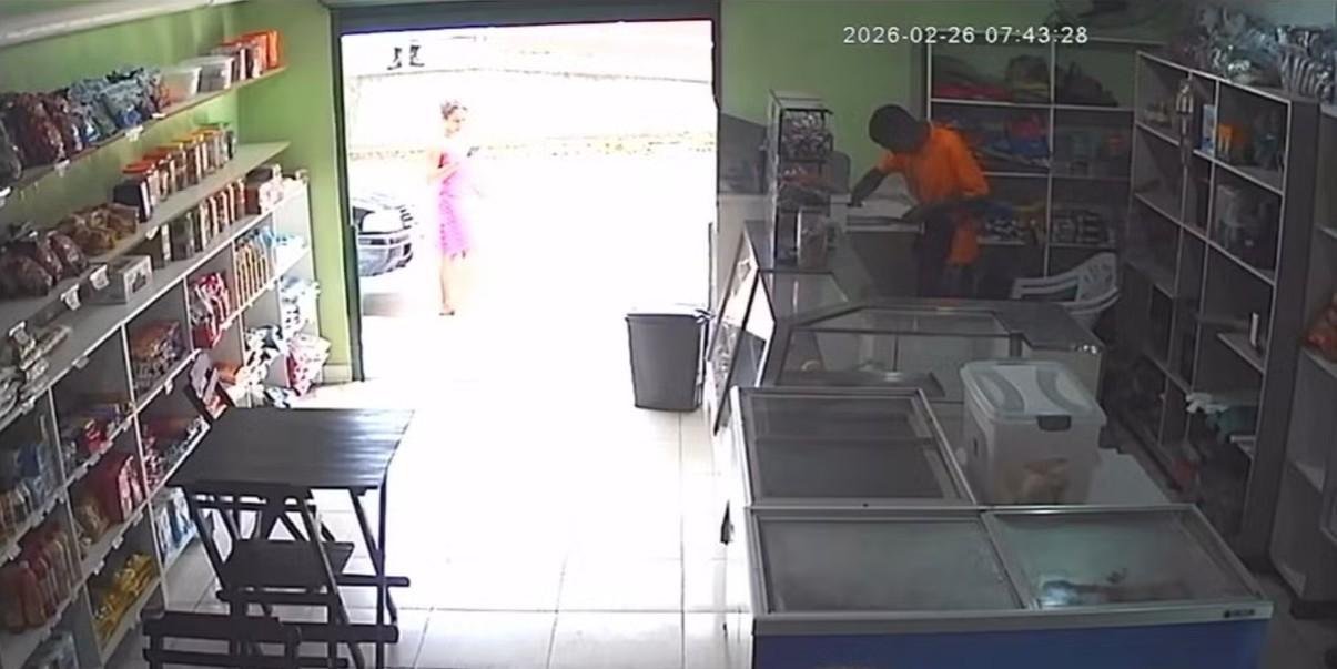 Assalto a padaria no DF: Homem é preso escondido embaixo de sofá | G1