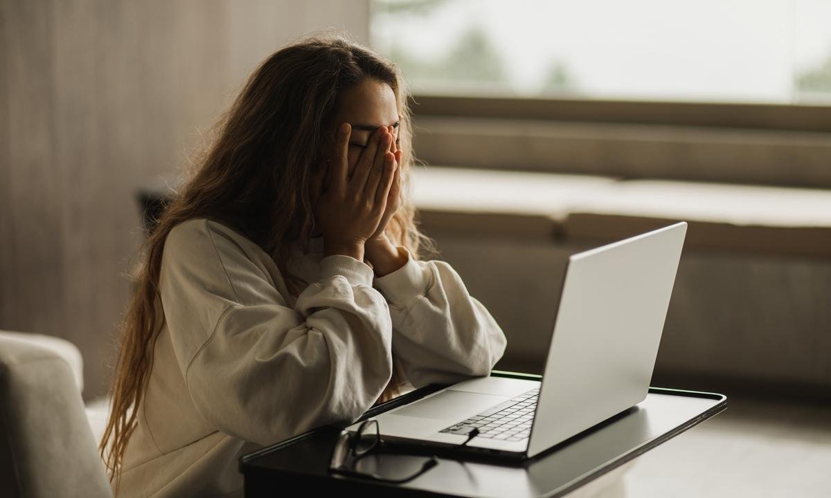 Psicóloga explica por que lembramos da crítica e esquecemos o elogio
