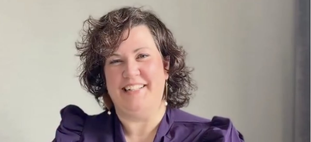 Autora de ‘Rivalidade Ardente’ adia lançamento do novo livro da série