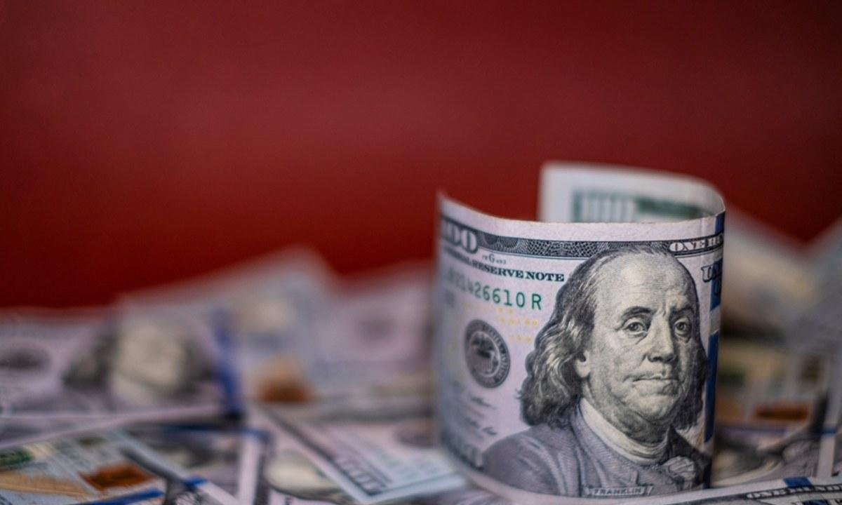 Dólar oscila e Bolsa afunda com "bancões", eleição e emprego nos EUA