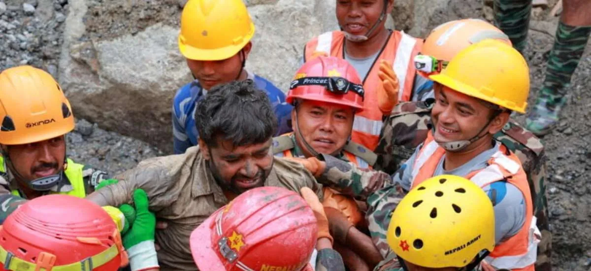 'Milagre' de resgate de sobreviventes após nove dias em túnel leva esperança a famílias no Nepal