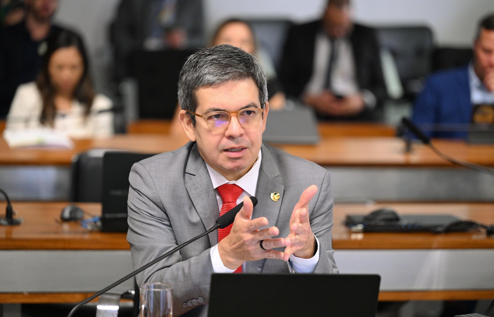 Randolfe diz que vai pedir a Alcolumbre anulação da sessão da CPI do INSS que aprovou quebra de sigilo de filho de Lula