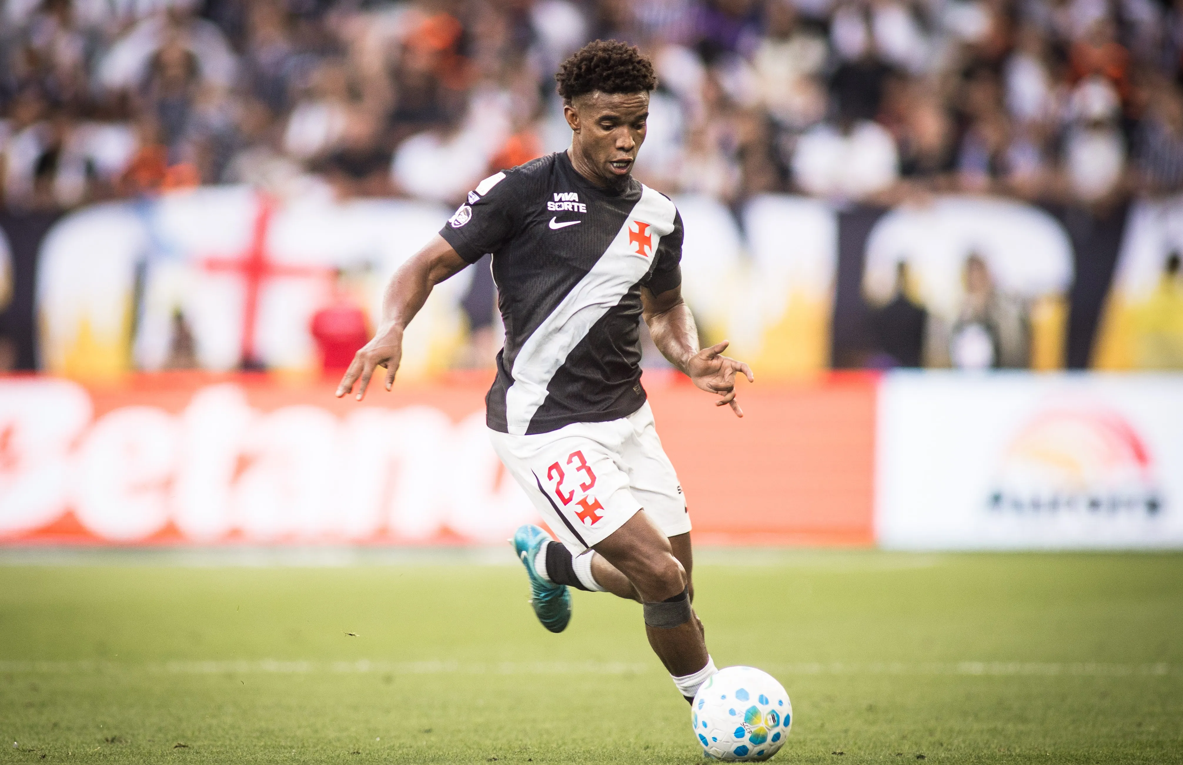 Procuradoria do STJD entra com recurso contra decisão que absolveu Thiago Mendes, do Vasco, por críticas à arbitragem