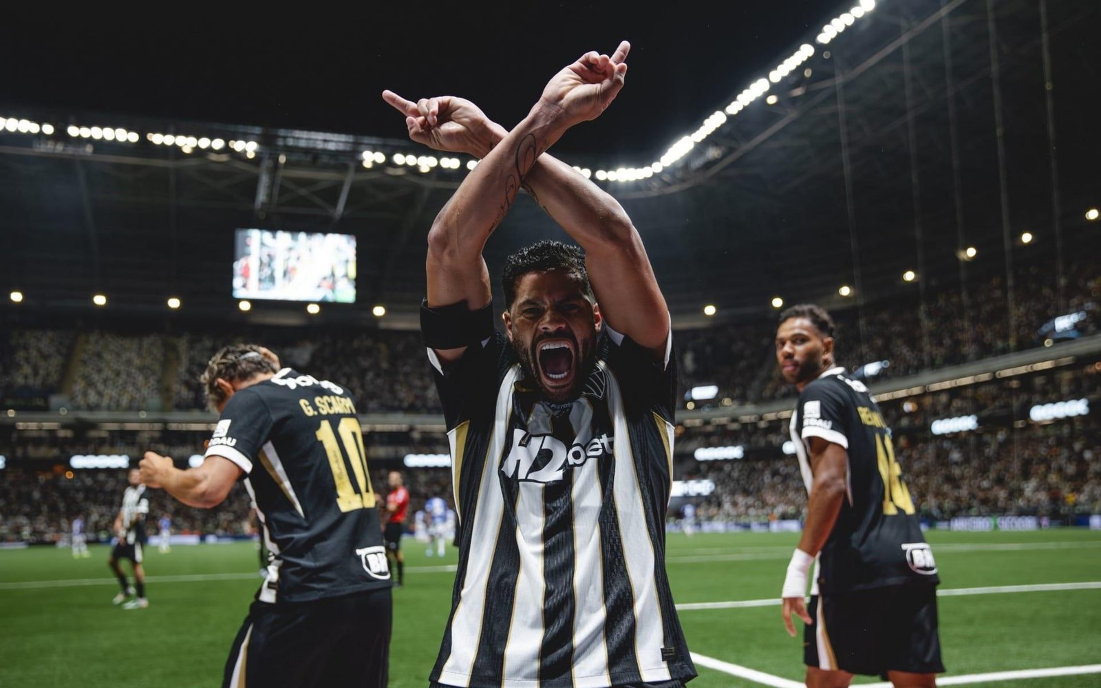 Hulk decide, Atlético-MG vira sobre Cruzeiro e vence a primeira no Mineiro