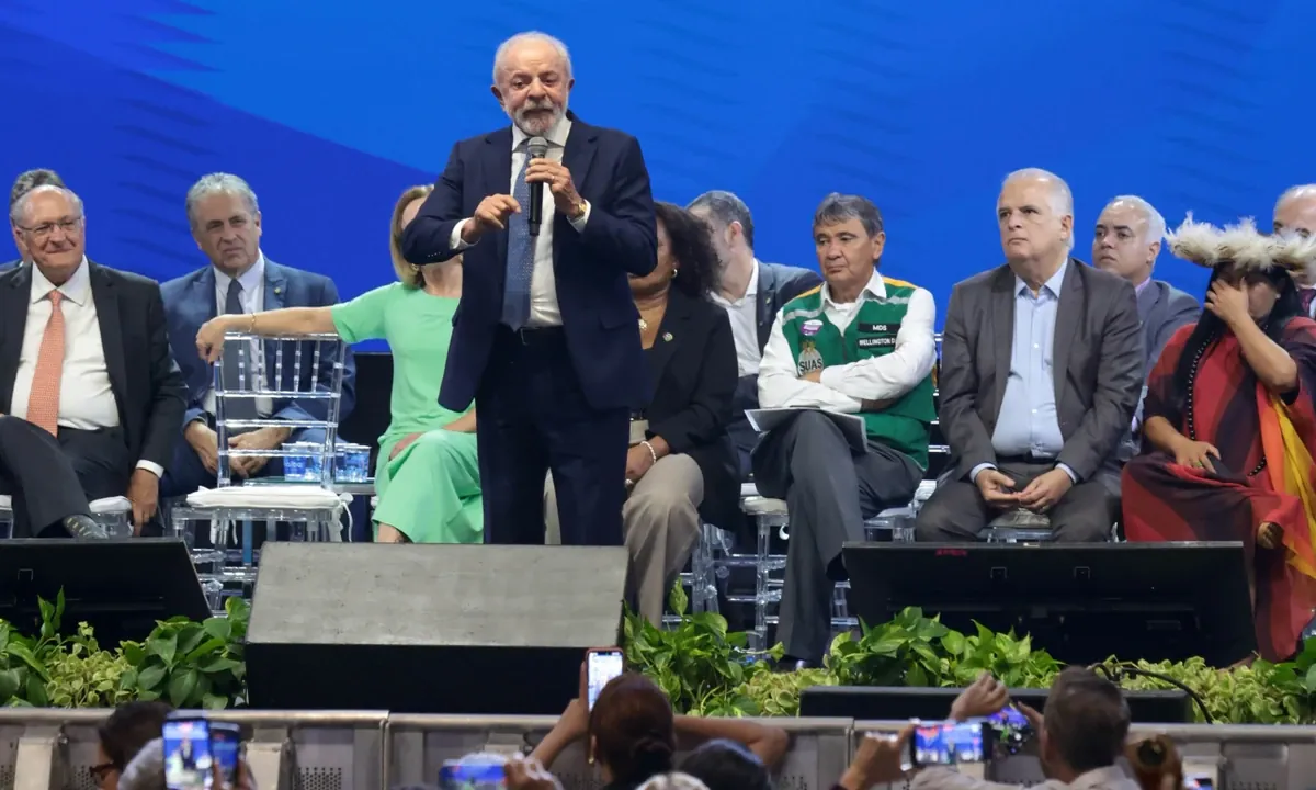 Lula critica corte mínimo dos juros: "Porra, essa guerra até no BC?"