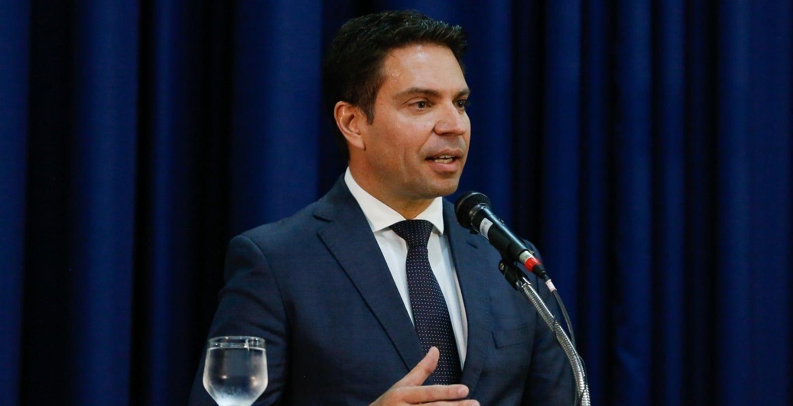 Foragido, Alexandre Ramagem vai dar curso online, anuncia mulher