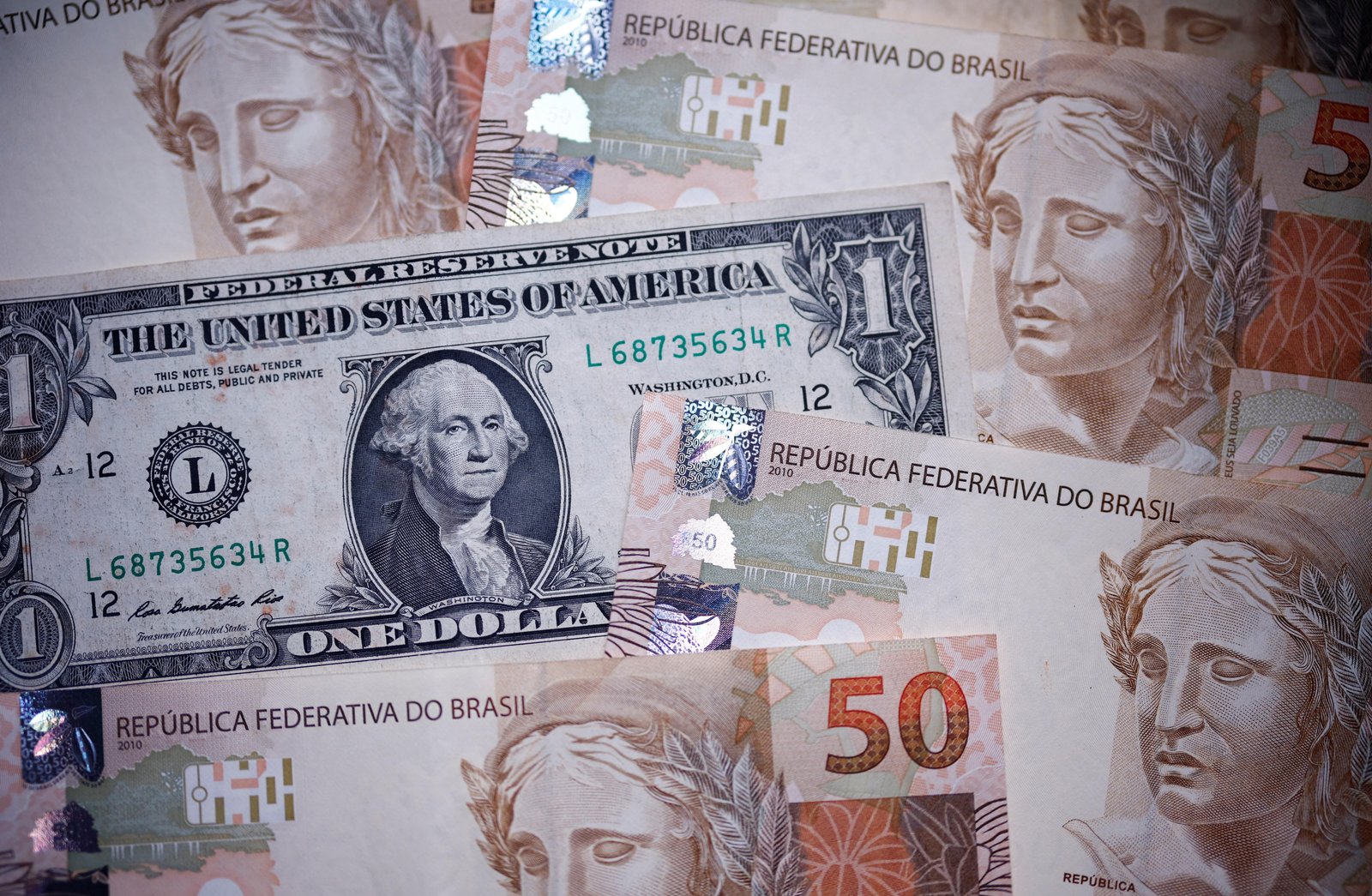 Ibovespa despenca mais de 2% com maior aversão ao risco no exterior; dólar fecha estável | G1