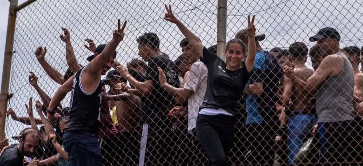 Espanha aciona tropas após centenas de imigrantes chegarem a nado