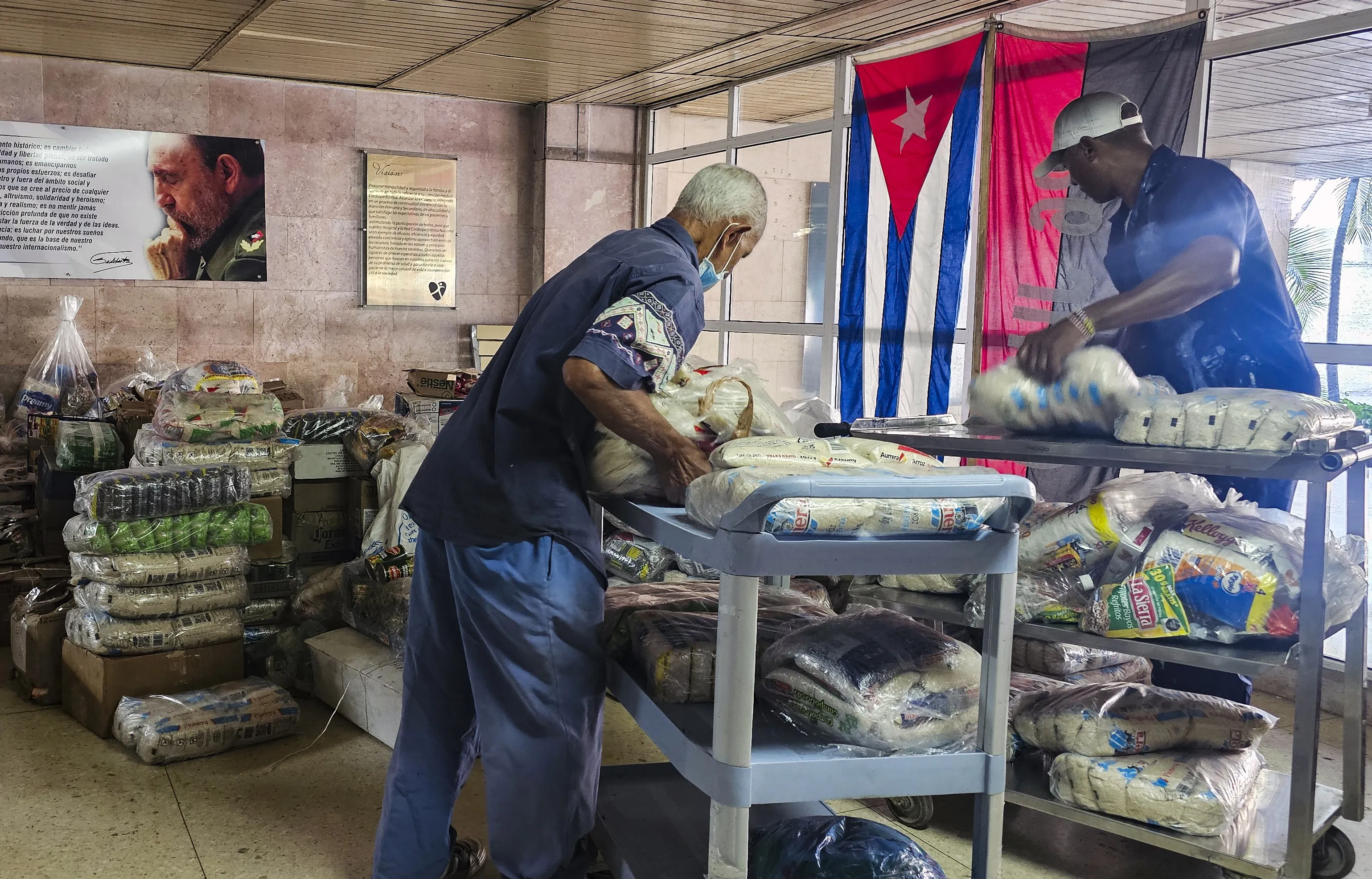 Congressistas democratas dos EUA denunciam 'bombardeio econômico' contra Cuba após visitar Havana