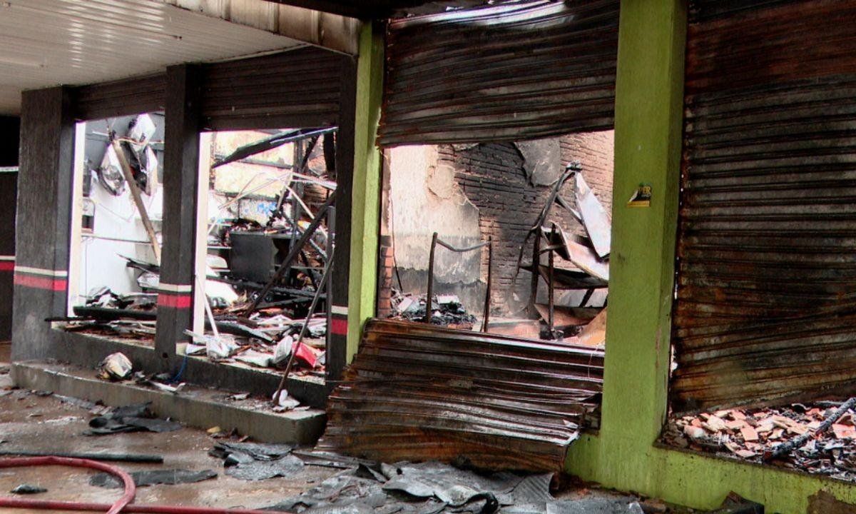 Incêndio de grandes proporções destrói completamente lojas de autopeças, no Paraná | G1