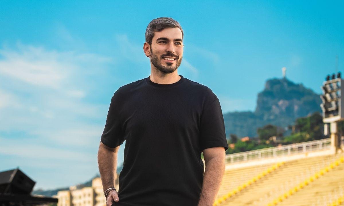 Quem é Alan Victor, RP que rodou 15 países e voltou ao Carnaval do Rio