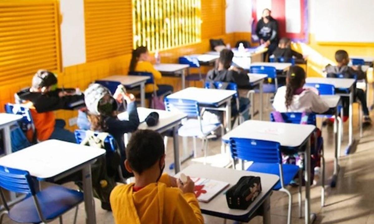 Após queixa de famílias, educadores são chamados para alunos atípicos