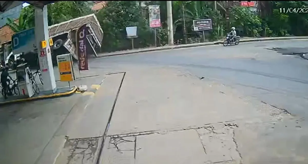 VÍDEO: caminhão carregado com lajotas capota em estrada de Gandu