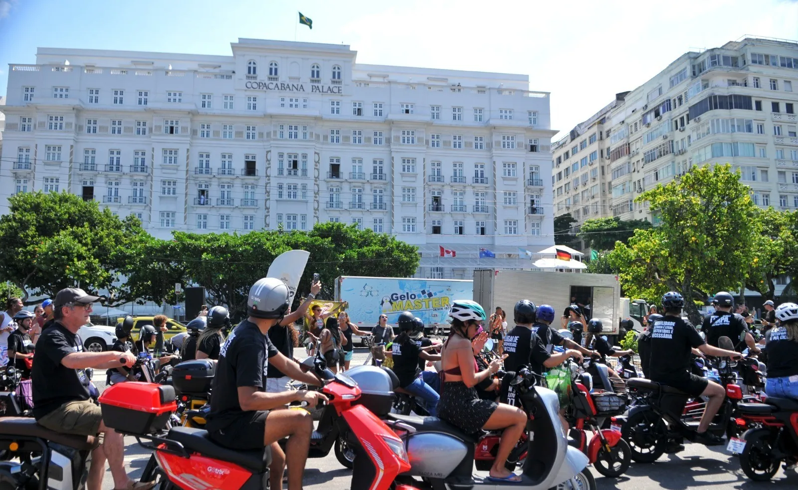 Condutores de autopropelidos fazem protesto em Copacabana contra novas regras decretadas pela prefeitura