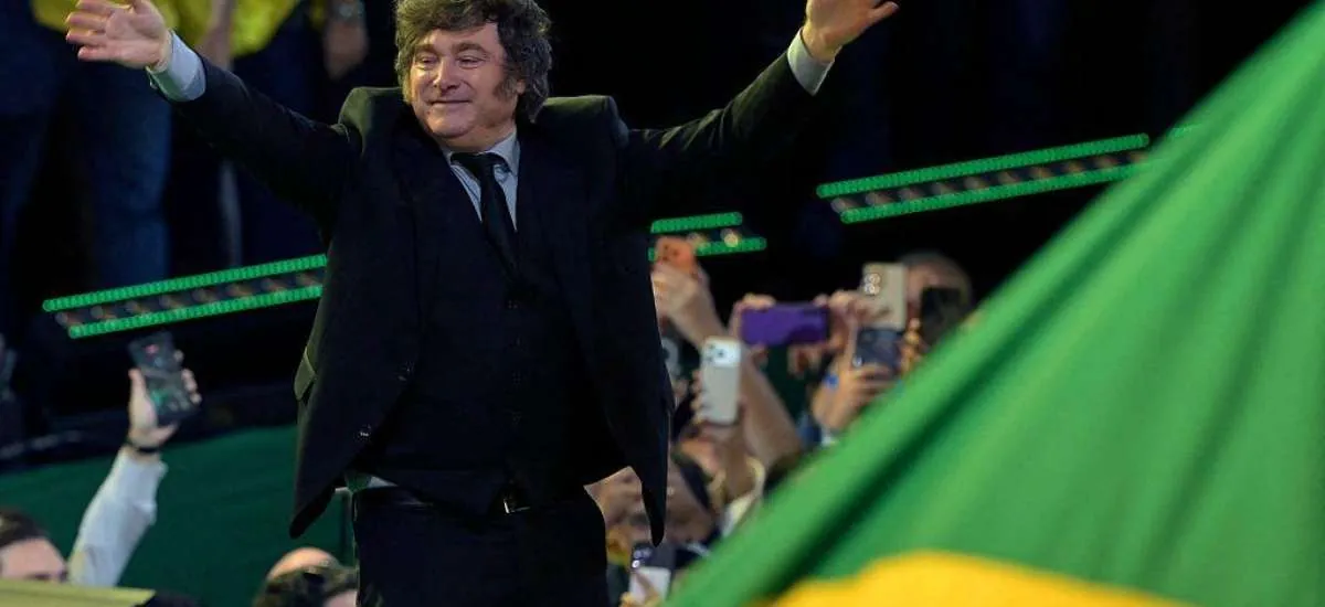 'Repulsa': governo brasileiro reage a discurso de Milei em lançamento da candidatura de Flávio Bolsonaro e convoca embaixador