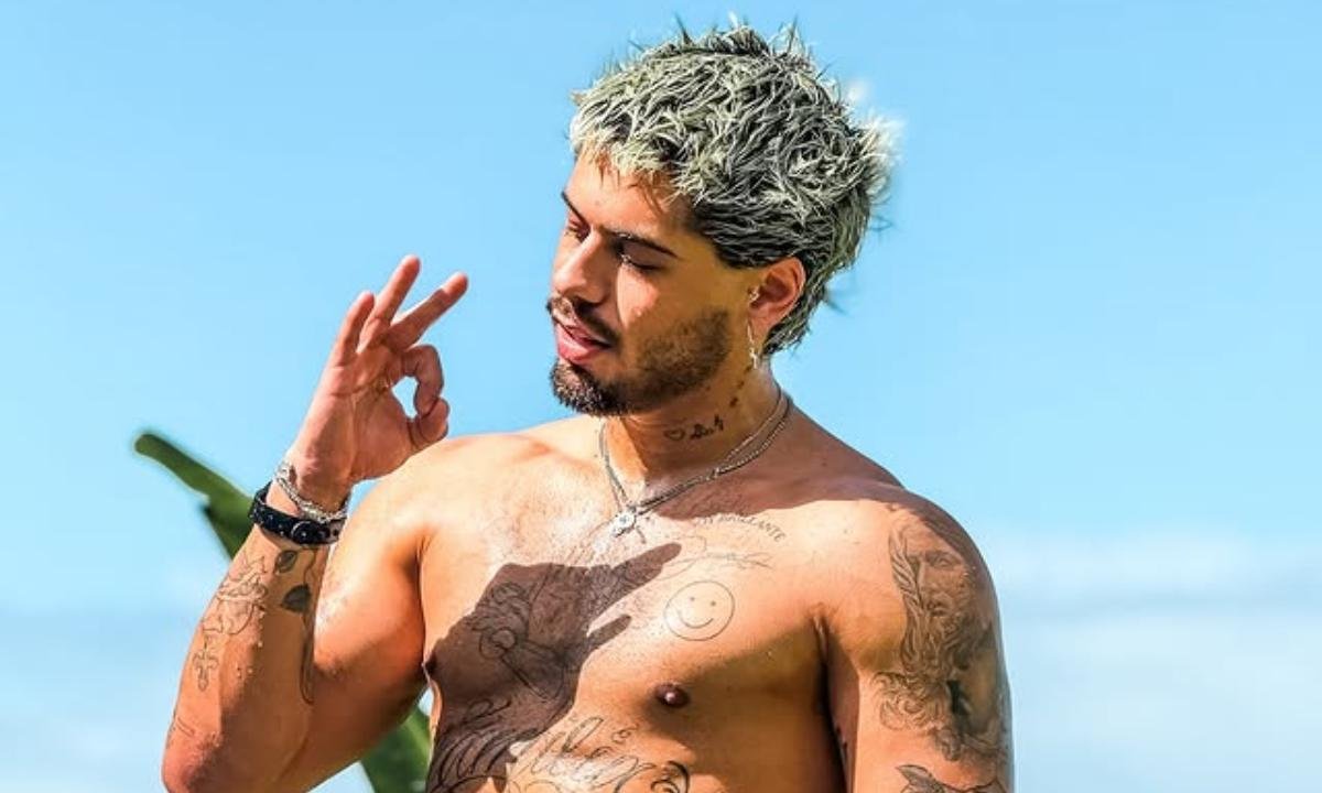 Zé Felipe esquenta a web e mostra nova tatuagem na virilha