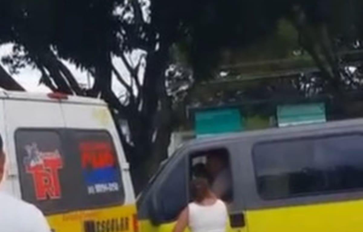 Com taco de beisebol, monitora de transporte escolar aterroriza motoristas de vans no DF