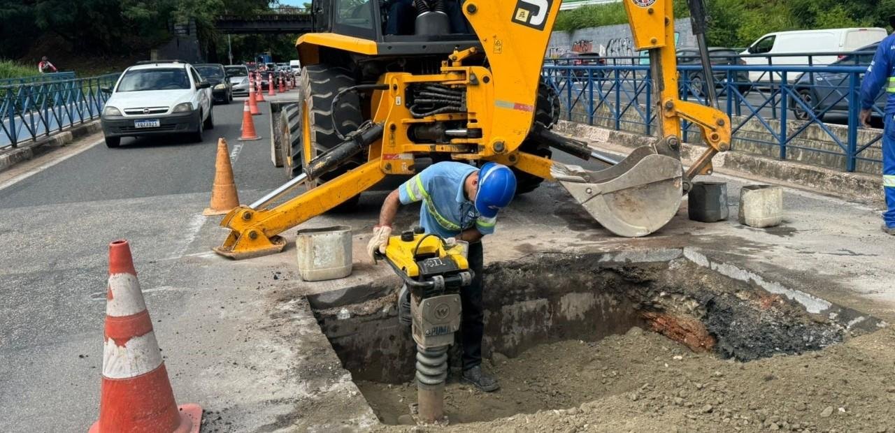 Asfalto afunda e interdita trecho da Avenida Dom Aguirre em Sorocaba | G1