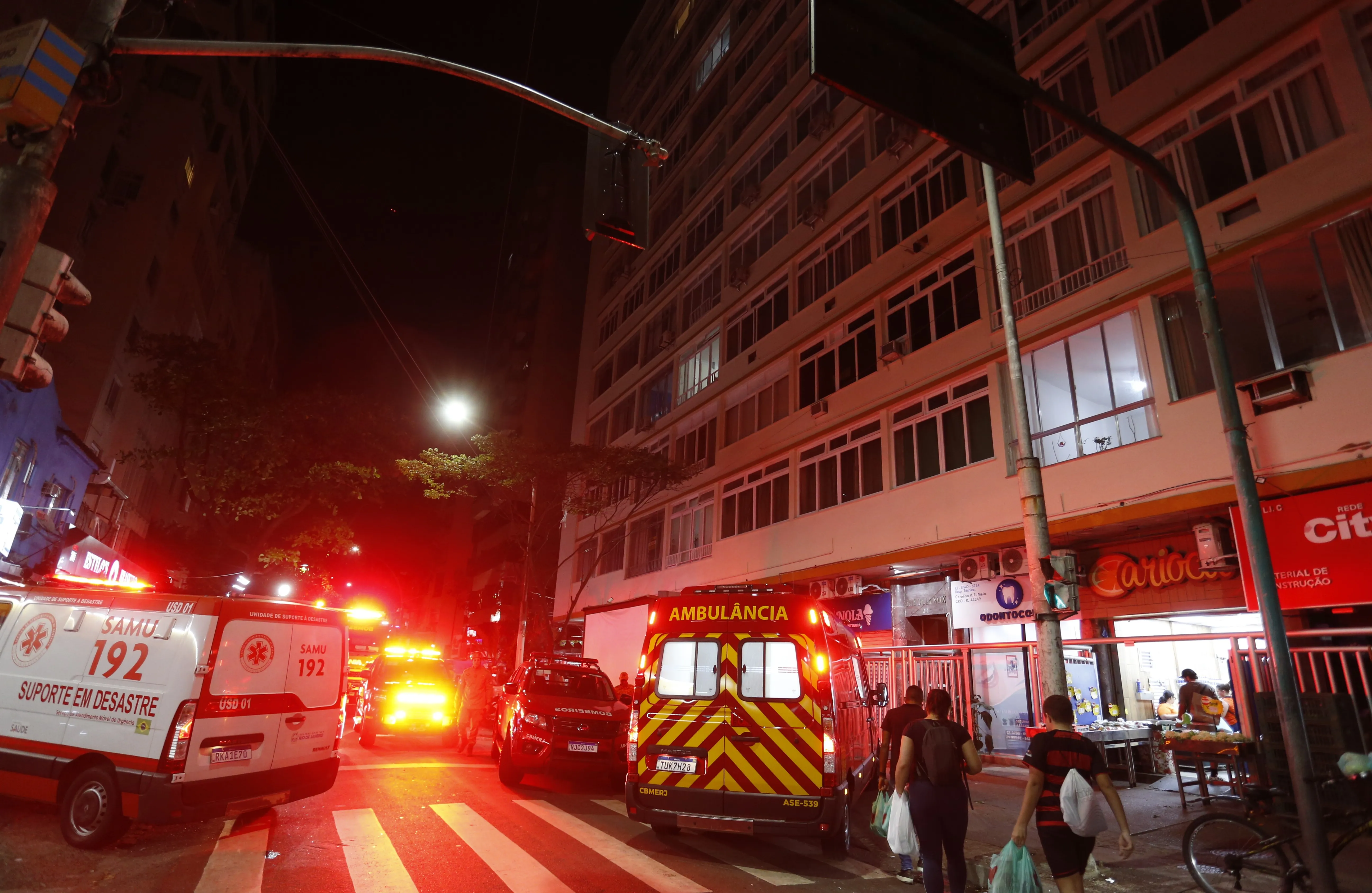 Bombeiros são acionados para explosão em prédio em Copacabana; quatro pessoas foram socorridas com ferimentos leves a moderados