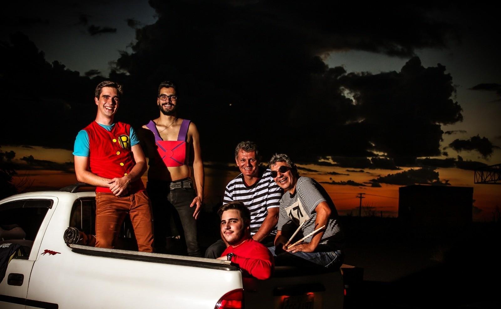 Mesmo sem ter vivido o sucesso nos anos 90, banda do interior de SP homenageia Mamonas Assassinas e relembra hegemonia do grupo: 'Puro suco do Brasil' | G1